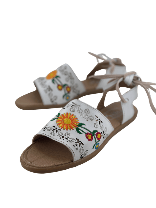 Huarache blanco con punta abierta y tacón envolvente de girasol